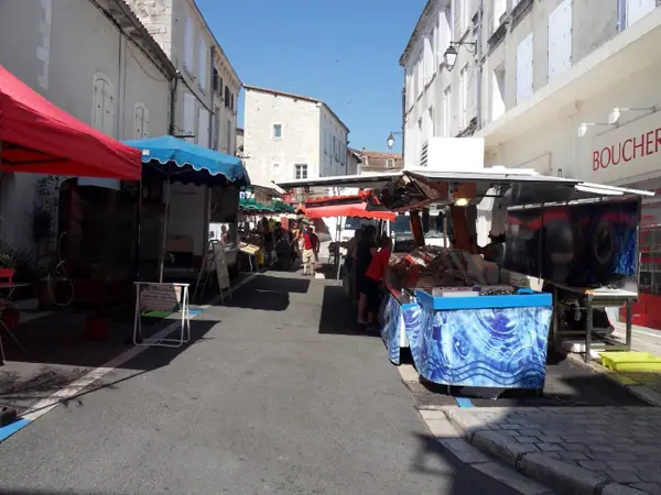 Marché du Centre à Barbezieux-Saint-Hilaire (16)