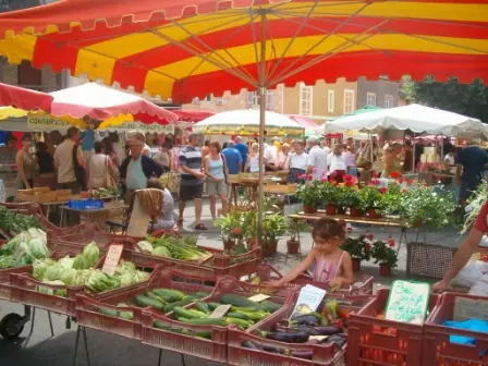 Marché du Centre à Montignac (24)