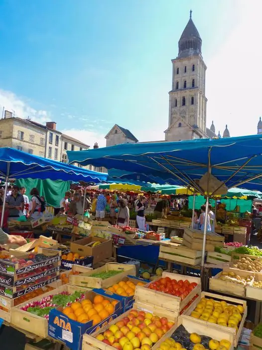 Marché Place de la Clautre à Périgueux (24)