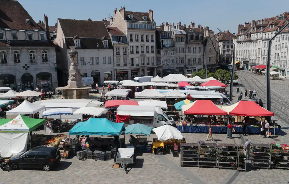 Marché Place de la Révolution à Besançon (25)