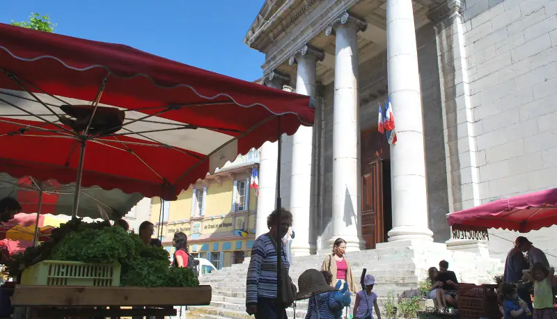 Marché de L Hôtel de Ville à Crest (26)