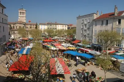 Marché Place des Clercs à Valence (26)