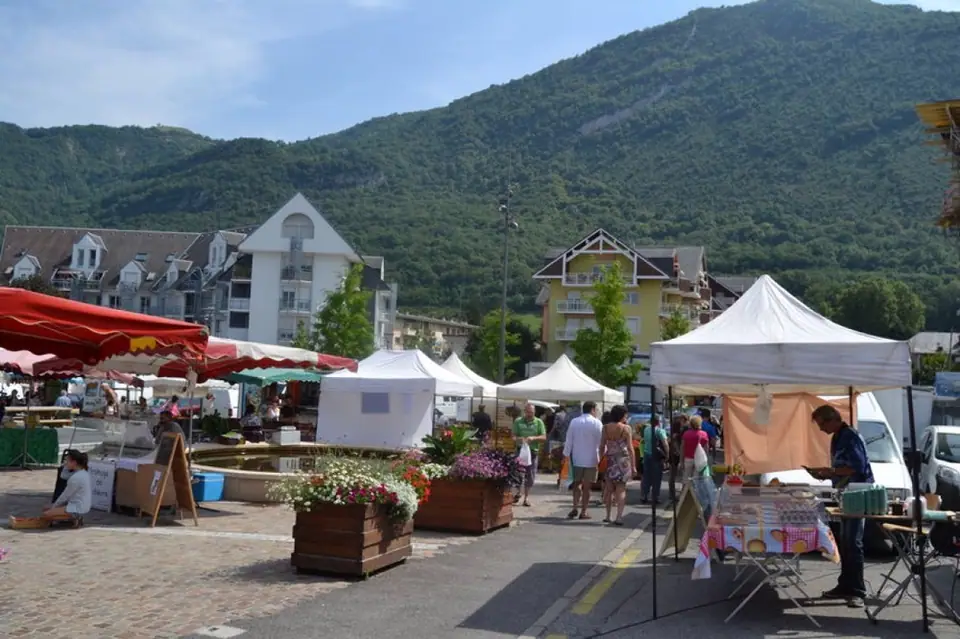 Marché du Centre à Challes-les-Eaux (73)