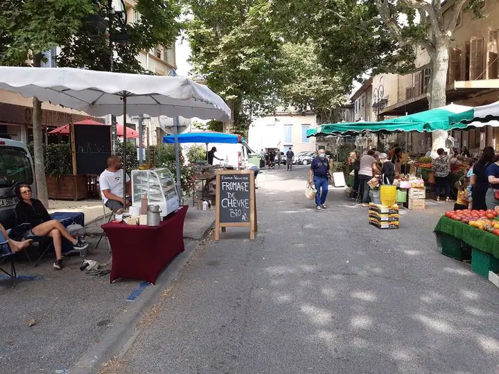 Marché de la Poste à Peyrolles-en-Provence (13)