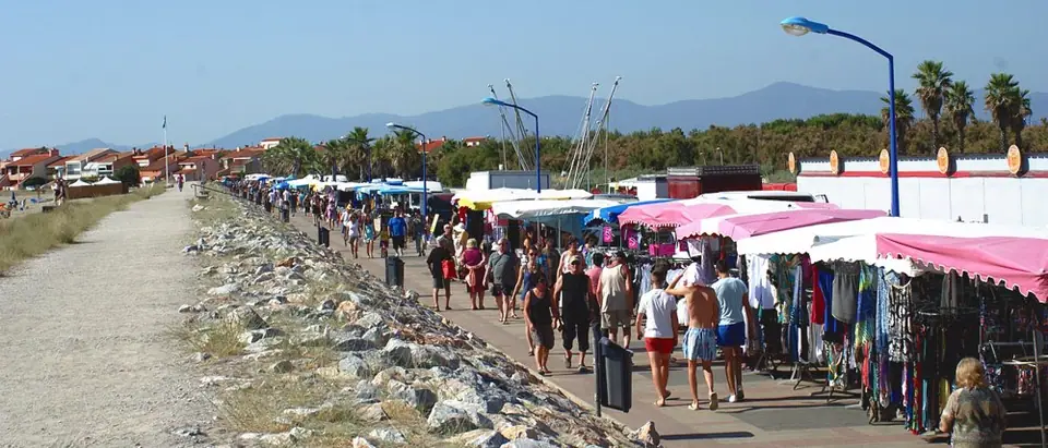 Marché du Centre à Saintes-Maries-de-la-Mer (13)