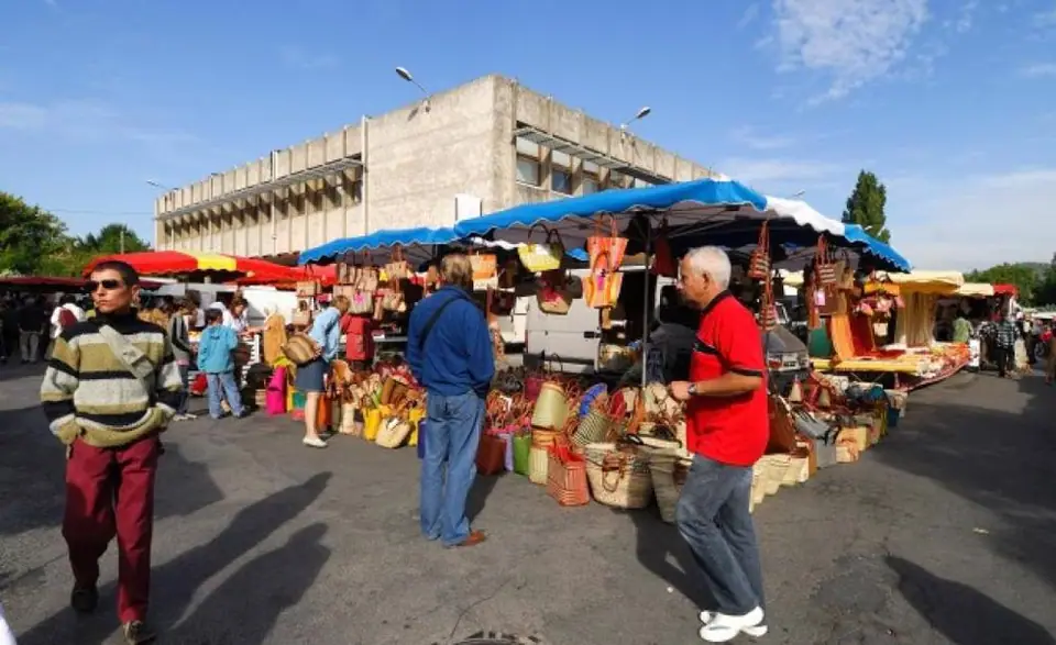 Marché Place Caramy à Brignoles (83)