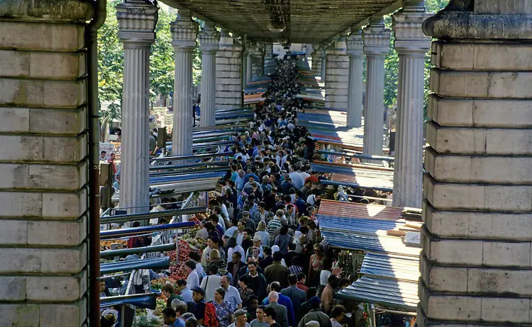 Marché Barbès à Paris 18e