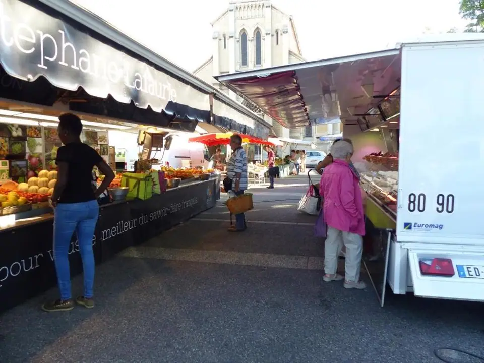 Marché Place Carnot à Fontaines-sur-Saône (69)