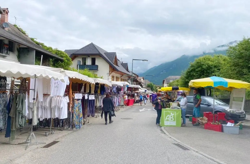 Marché estival à Doussard (74)