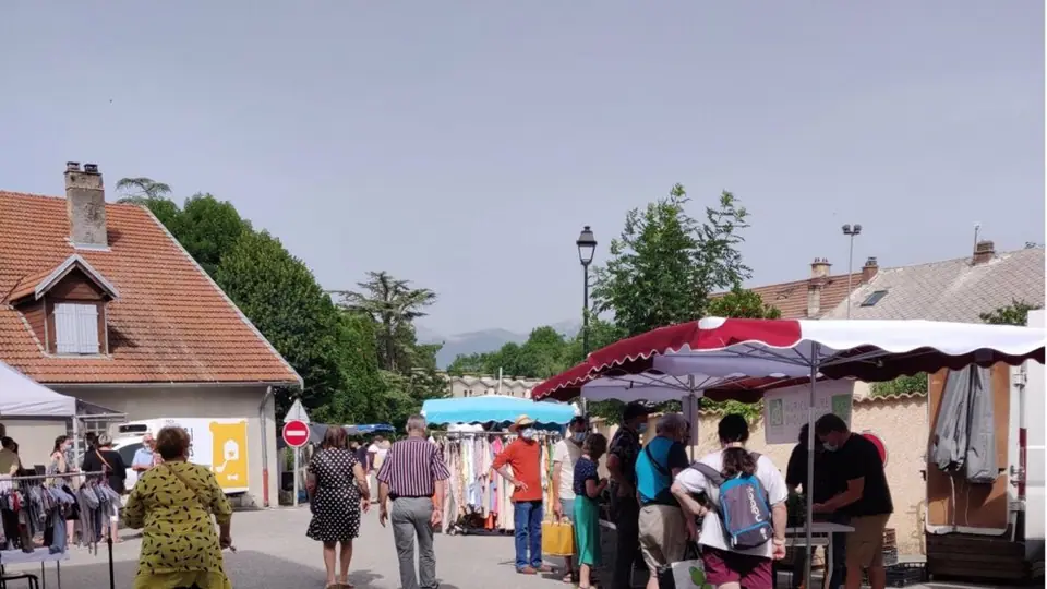 Marché estival à La Bâtie-Neuve (05)