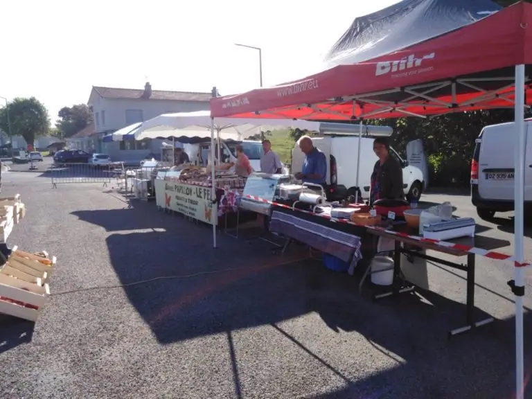 Marché Traditionnel à La Feuillade-en-Vezie (15)
