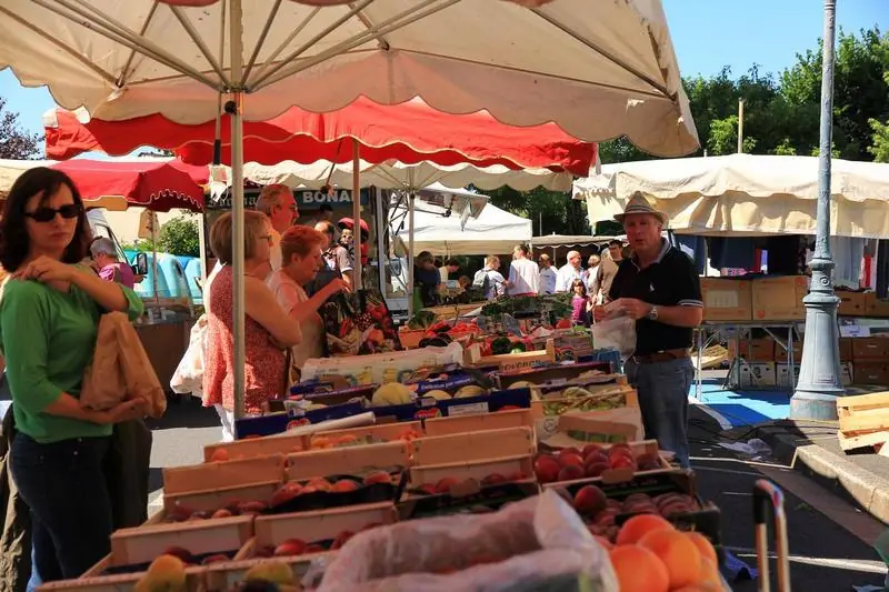 Marché du Centre à Arpajon-sur-Cère (15)