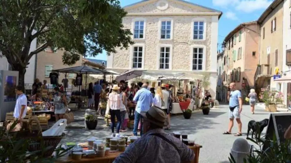 Les petits marchés du Darnaga à Ampus (83)