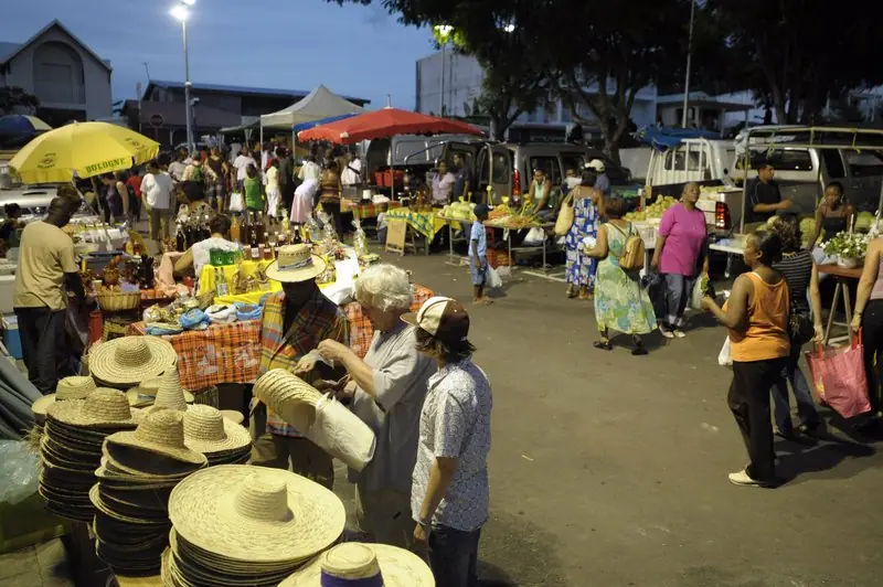 Marché nocturne au Gosier (971)