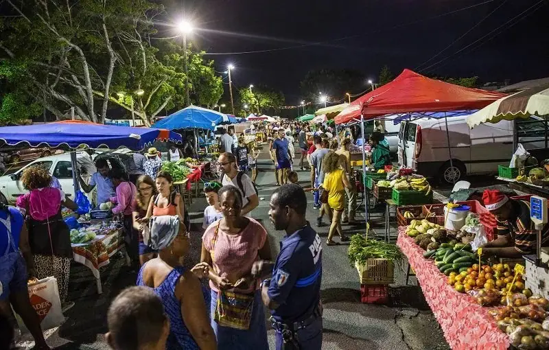 Marché nocturne à Saint-Anne (971)