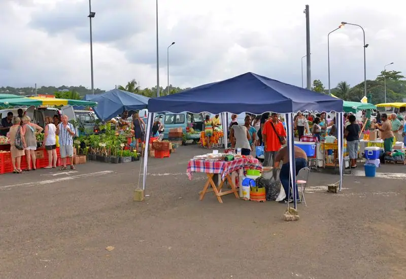 Marché nocturne à Petit-Bourg (971)