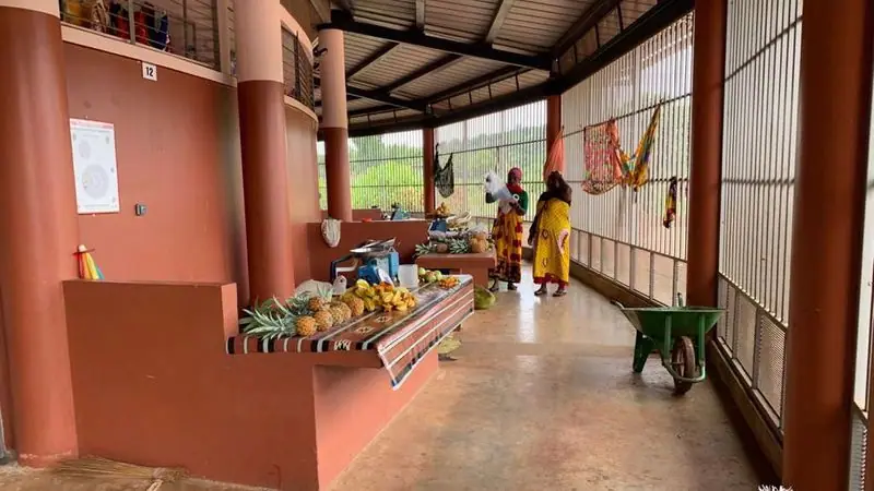 Marché couvert à Tsarano (976)
