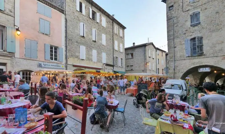 Marché nocturne à Largentieres (07)