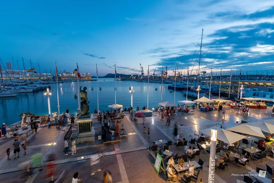 Marché nocturne à Toulon (83)