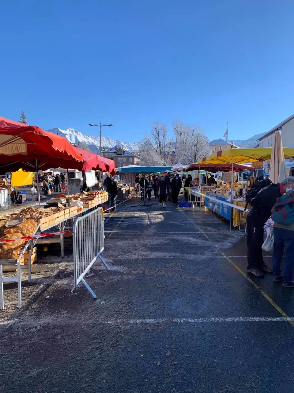 Marché Place du Gravier à Barcelonnette (04)