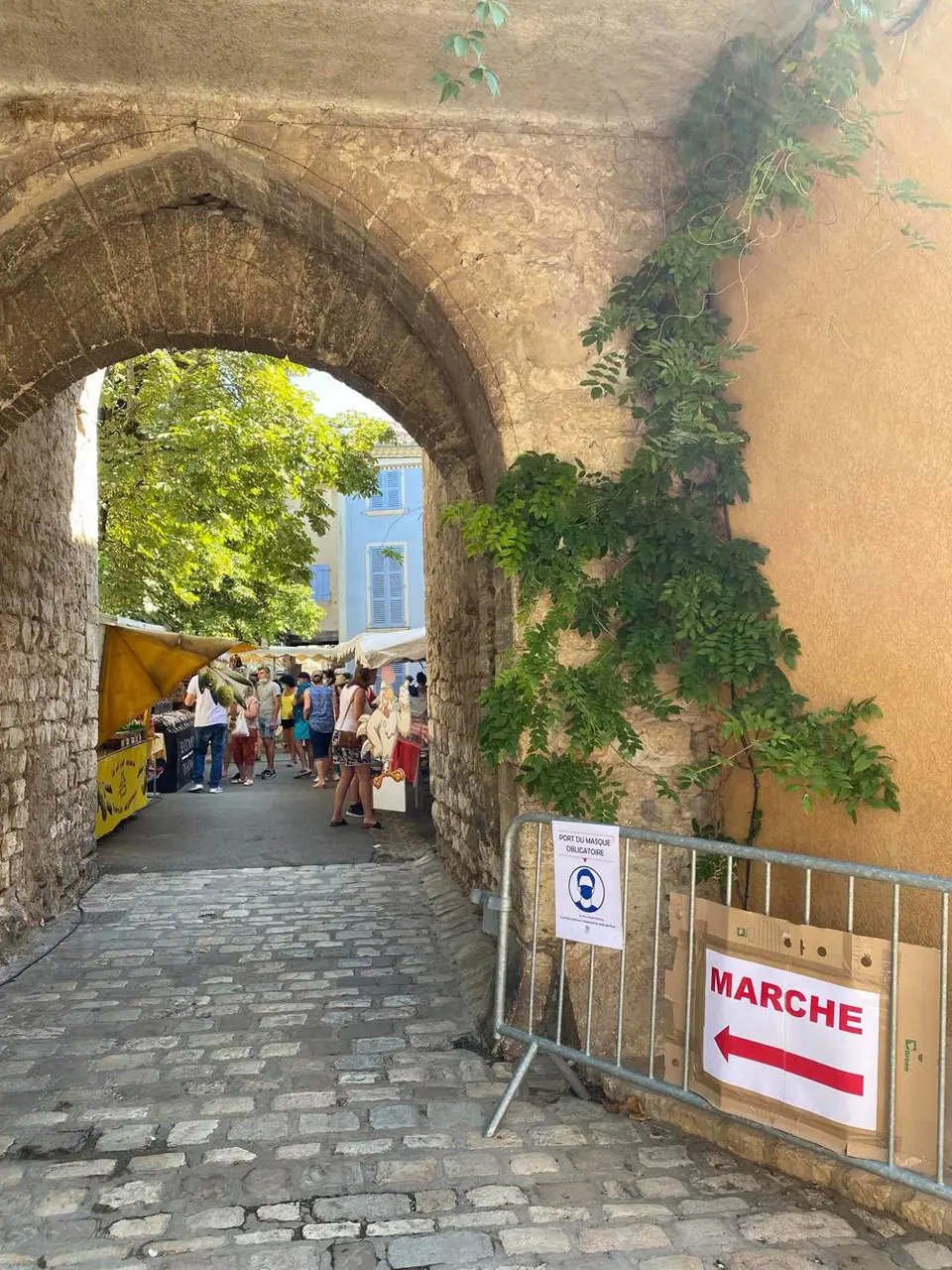 Marché estival à Quinson (04)