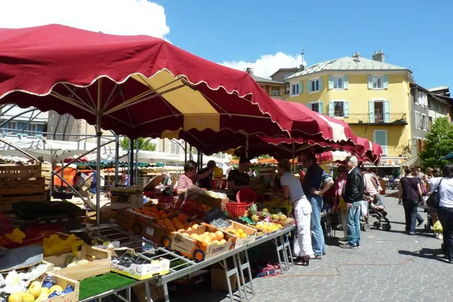 Marché Place Barthelon à Embrun (05)