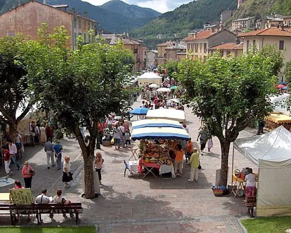 Marché du Centre à Tende (06)