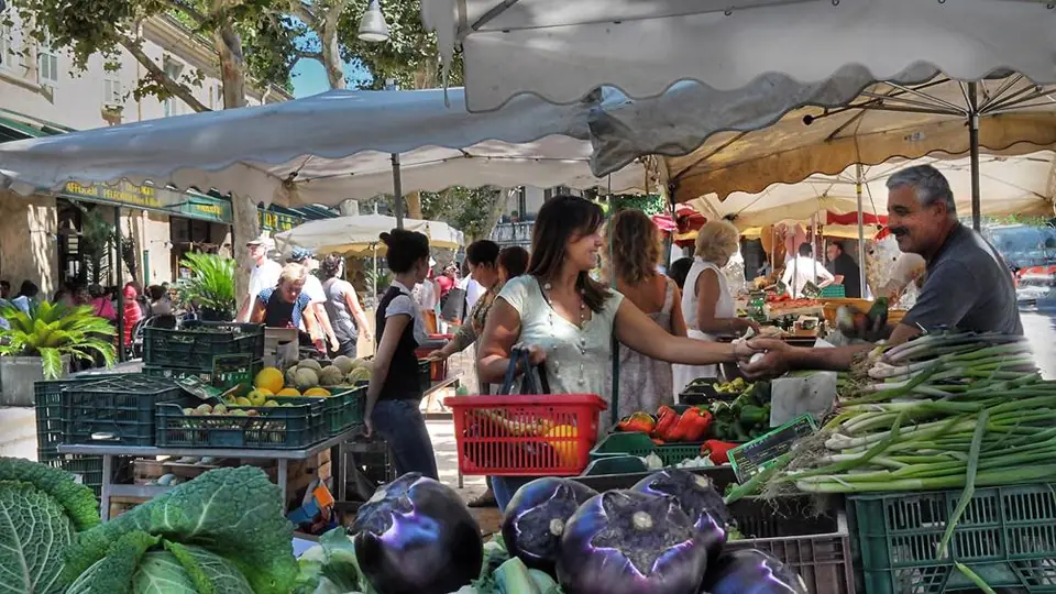 Marché Place Maréchal Juin à Vence (06)