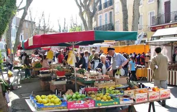 Marché du Centre à Trets (13)