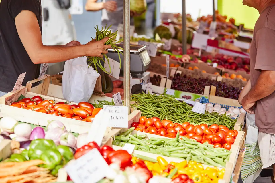 Marché du Centre à Grandcamp-Maisy (14)