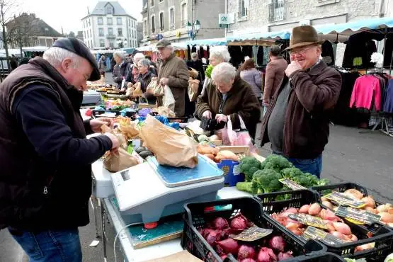 Marché du Centre à Riom Es Montagne (15)
