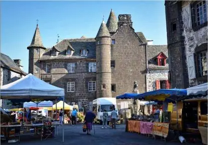 Marché du Centre à Salers (15)