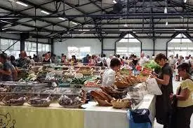 Marché des Halles à Montbard (21)