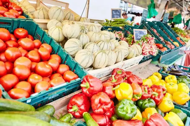 Marché du centre à Cléry-Saint-André (45)