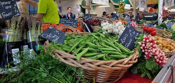Marché du centre à Ormes (45)