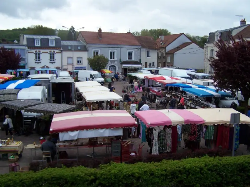 Marché du centre à Dormans en Champagne (51)