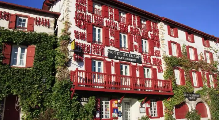 Marché aux produits locaux à Espelette (64)