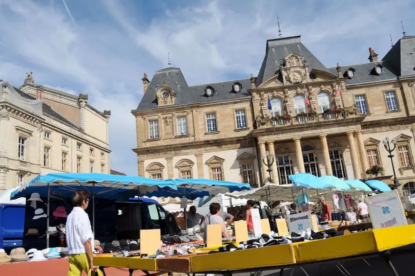Marché des Halles à Autun (71)