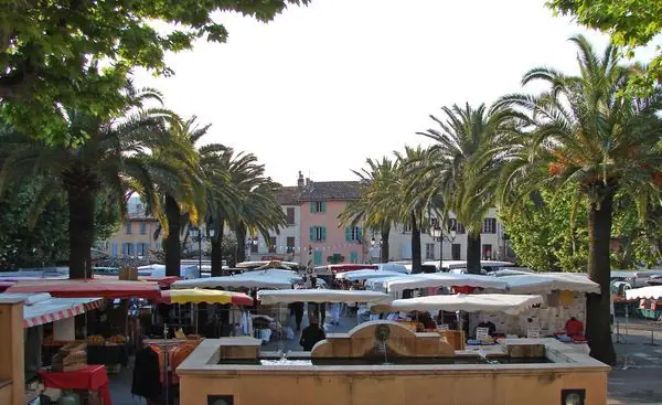 Marché Place de la République à Cogolin (83)