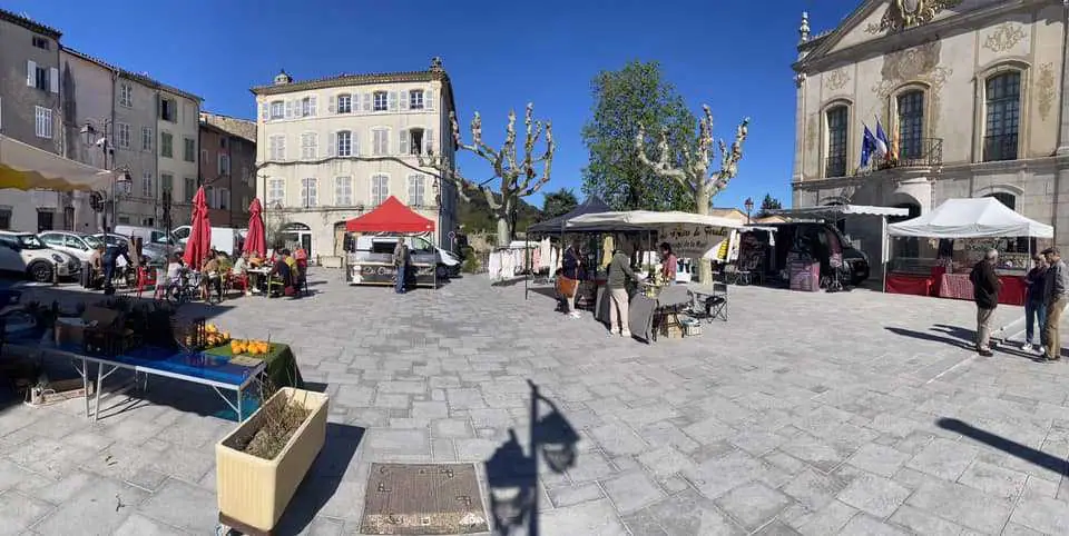 Marché Provençal à Trans-en-Provence (83)