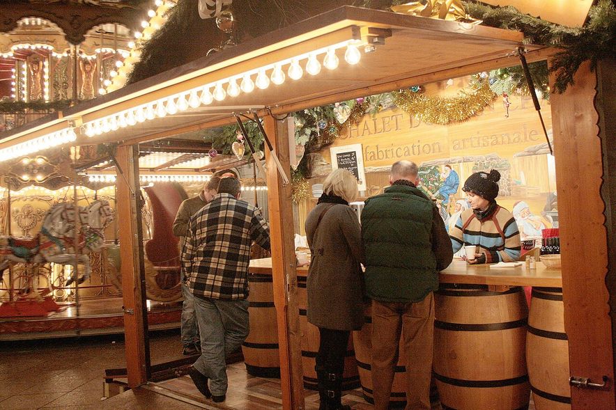 Chalet de vin chaud sur un marché de Noël à Avignon