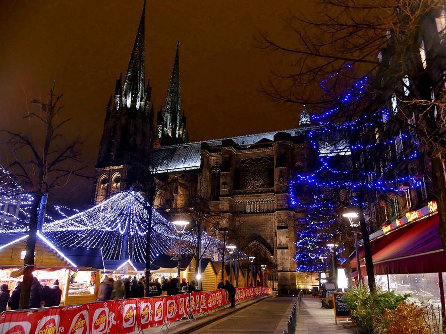 Le marché de Noël et la cathédrale de Clermont-Ferrand, de nuit (2018)