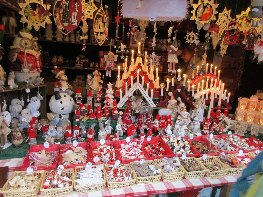 Décorations sur un stand du marché de Noël de Colmar