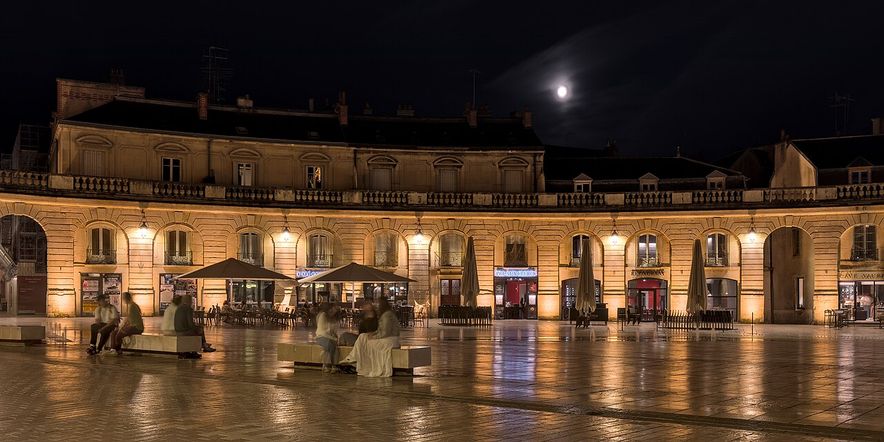 La place de la Libération à Dijon, de nuit