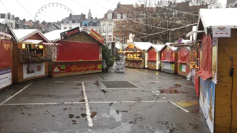Chalets du Village de Noël de Lille, la Grande Roue en arrière-plan