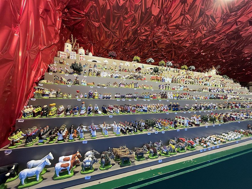 Santons sur un stand de la foire aux santons du Vieux-Port, à Marseille