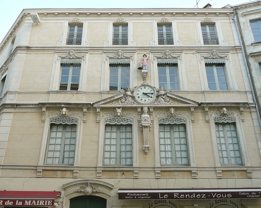 La place de l’Hôtel-de-Ville à Nîmes