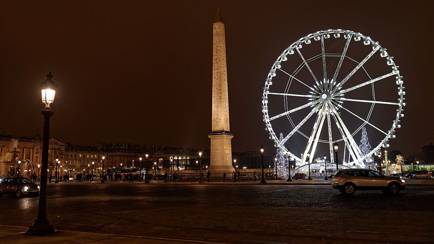 La place de la Concorde et sa grande roue illuminée, à Paris (décembre 2014)